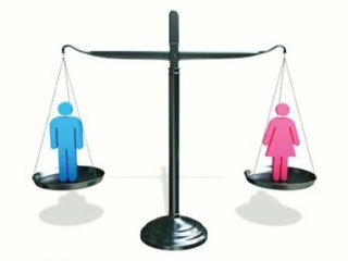 Белорусские женщины работают больше, а получают на четверть меньше мужчин. Эксперты объясняют несправедливость